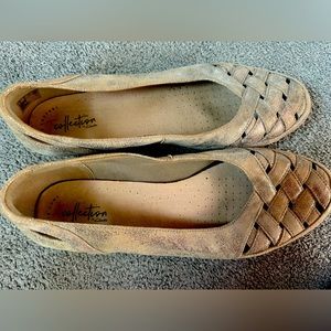 Ballet flats in gold